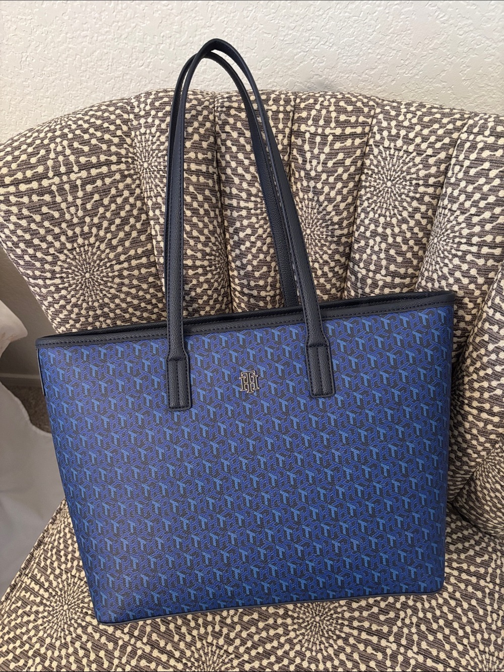 Tommy Hilfiger Navy Large Tote Bag Like New Zip Top Inside Zip Pocket